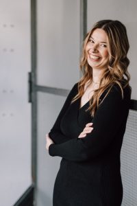 Businessportrait einer lachenden Frau für einen professionellen Auftritt in Erlangen.