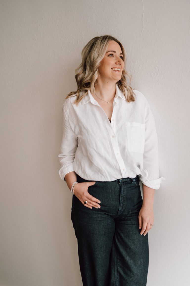 Businessportrait einer Frau im Innenraum für einen professionellen Auftritt.