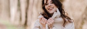 Natürliches Portrait einer lachenden Frau als Stimmungsbild für Business- und Portraitfotografie.