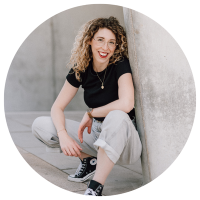 Vicky Hellmann/Interior & Brand Fotografin
"Du hast ein besonderes Gespür dafür, Menschen wirklich zu sehen und genau die richtige Balance zwischen professioneller Anleitung und natürlicher Leichtigkeit zu schaffen...
Was mich besonders berührt: Du hast es geschafft, mich so einzufangen, wie ich wirklich bin. Echt, natürlich und völlig unverstellt. Keine Version von mir, die ich darstellen muss, sondern einfach ich. Und das hat funktioniert, weil ich dir 100%ig vertrauen konnte."